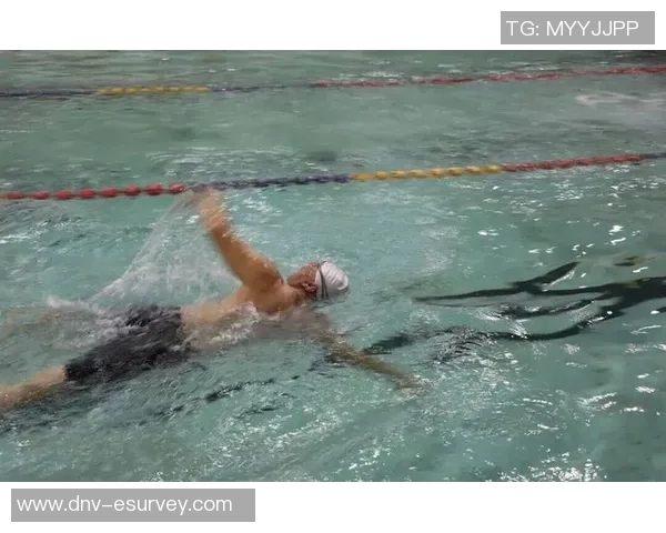 泳池争锋燃激情 激烈赛事点燃水上风采 展现运动员极限挑战